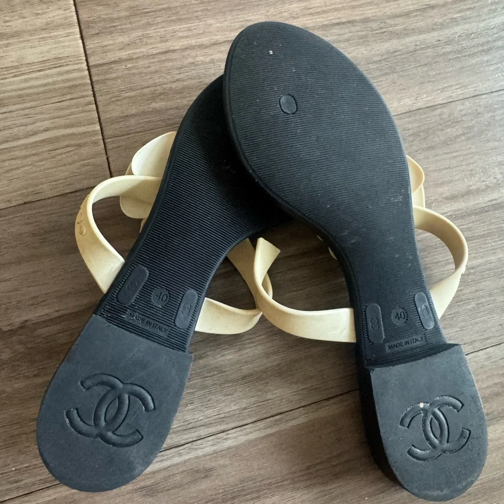 Authentic Chanel Black and Cream Floral Sandals - need repairs - Picture 2 of 2